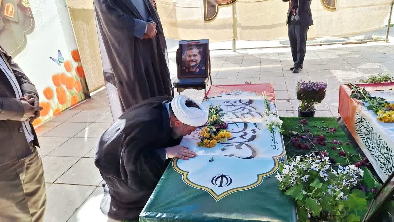 حضور مسئول بسیج اساتید و روحانیون کشور بر مزار شهید غلامرضا سلیمانی در فارسان