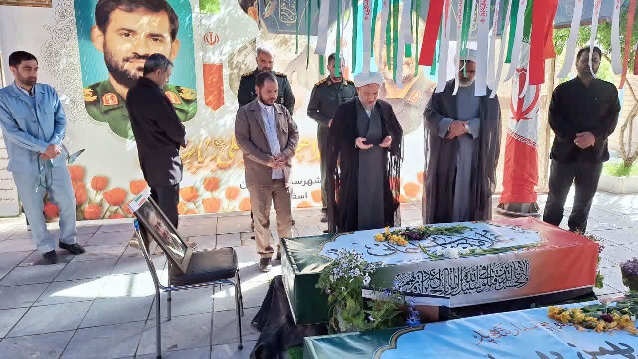 حضور مسئول بسیج اساتید و روحانیون کشور بر مزار شهید غلامرضا سلیمانی در فارسان