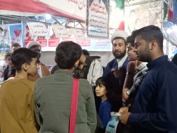 تصاویر/ فعالیت موکب مدرسه علمیه آیت‌الله مصطفوی کاشان در تجمعات مردمی برای جذب طلبه