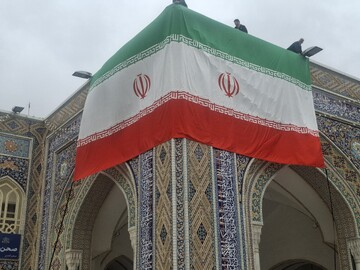 طولانی‌ترین پرچم ۱۲۰متری کاشانی‌ها در حرم رضوی رونمایی شد