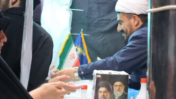 فیلم| استمرار خدمت‌رسانی جهادی موکب مدرسه علمیه امیرالمومنین(ع) تبریز به مردم
