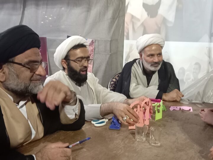 تصاویر/ فعالیت موکب مدرسه علمیه آیت‌الله مصطفوی کاشان در تجمعات مردمی برای جذب طلبه