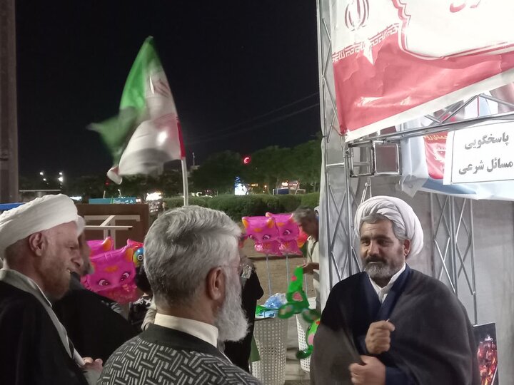 تصاویر/ فعالیت موکب مدرسه علمیه آیت‌الله مصطفوی کاشان در تجمعات مردمی برای جذب طلبه