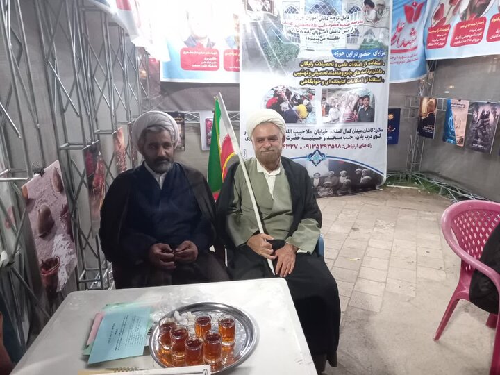 تصاویر/ فعالیت موکب مدرسه علمیه آیت‌الله مصطفوی کاشان در تجمعات مردمی برای جذب طلبه