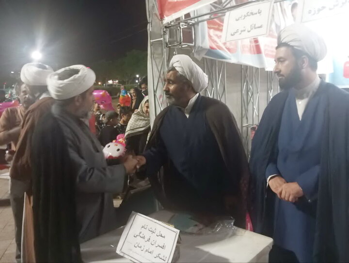 تصاویر/ فعالیت موکب مدرسه علمیه آیت‌الله مصطفوی کاشان در تجمعات مردمی برای جذب طلبه