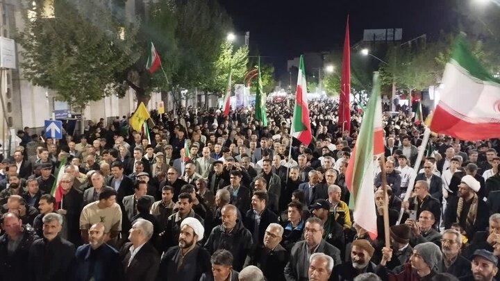 تصاویر/ شصت و یکمین شب متوالی؛ مردم انقلابی شهرستان میاندوآب بار دیگر پشتیبانی خود را از نیروهای مسلح و رهبری اثبات کردند