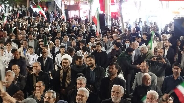 تصاویر/ شصت و یکمین شب متوالی؛ مردم انقلابی شهرستان میاندوآب بار دیگر پشتیبانی خود را از نیروهای مسلح و رهبری اثبات کردند