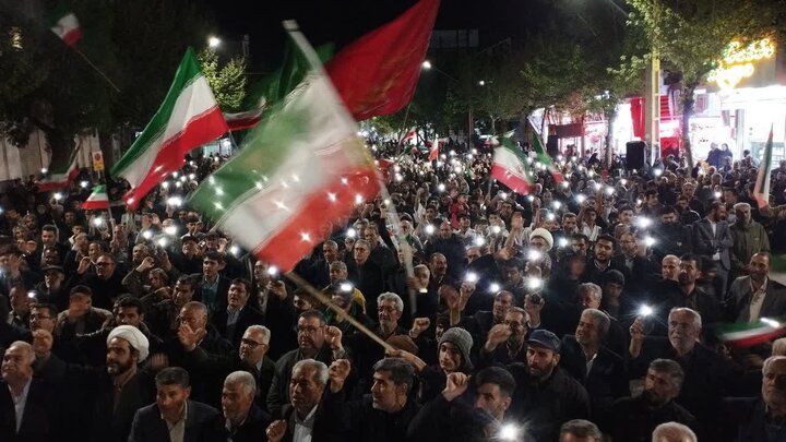 تصاویر/ شصت و یکمین شب متوالی؛ مردم انقلابی شهرستان میاندوآب بار دیگر پشتیبانی خود را از نیروهای مسلح و رهبری اثبات کردند