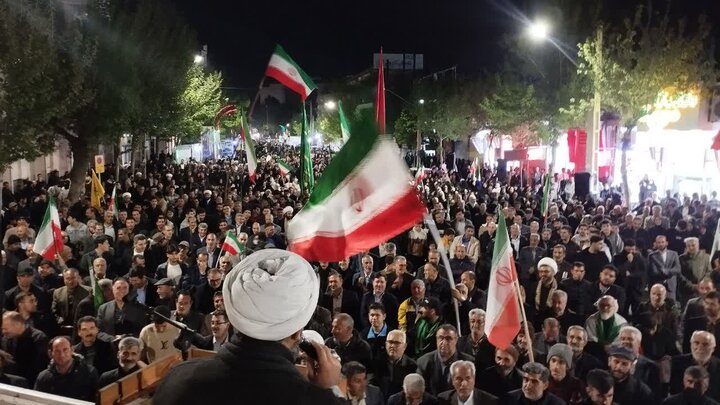 تصاویر/ شصت و یکمین شب متوالی؛ مردم انقلابی شهرستان میاندوآب بار دیگر پشتیبانی خود را از نیروهای مسلح و رهبری اثبات کردند