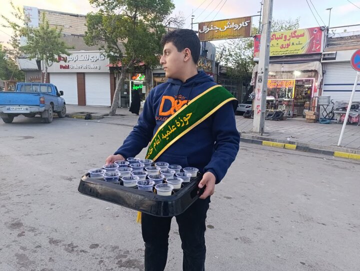 تصاویر/ استمرار خدمت‌رسانی جهادی موکب مدرسه علمیه امام خامنه‌ای ارومیه به مردم