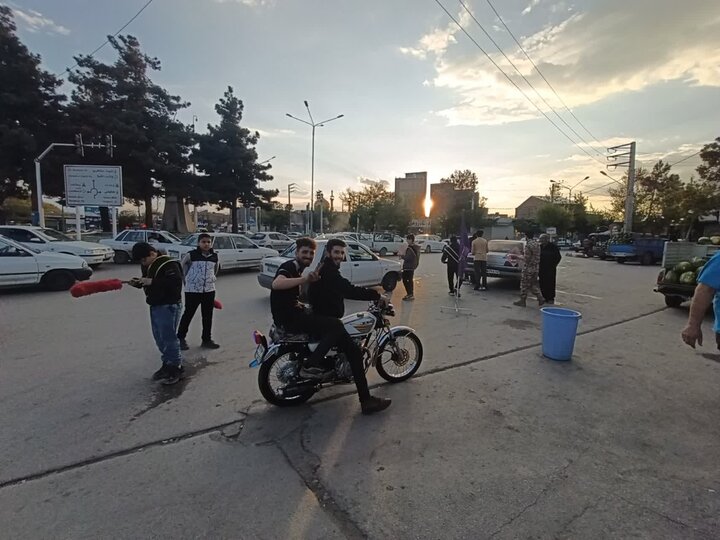 تصاویر/ استمرار خدمت‌رسانی جهادی موکب مدرسه علمیه امام خامنه‌ای ارومیه به مردم