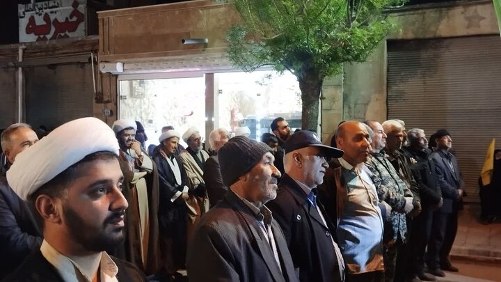 تصاویر/ مردم شهرستان باروق در شصت و یکمین شب متوالی: ما تا پای جان حامی نظام و رهبری در برابر توطئه‌های آمریکا و اسرائیل هستیم