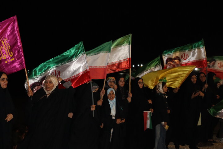 تصاویر/ زنجیره انسانی مردم دیّر در ساحل خلیج فارس