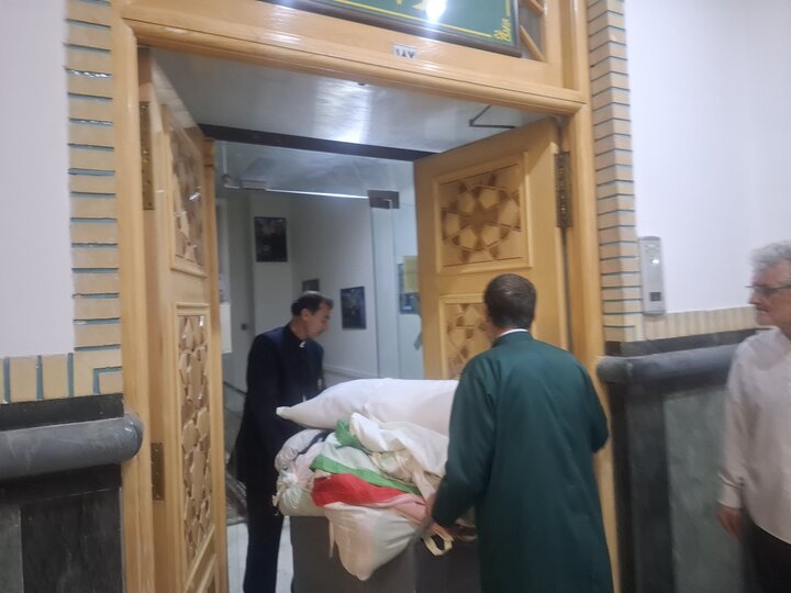 تصاویر:،نصب پرچم های اهدایی کاشانی ها در صحن پیامبراعظم حرم رضوی