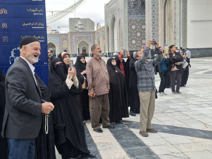 تصاویر:،نصب پرچم های اهدایی کاشانی ها در صحن پیامبراعظم حرم رضوی