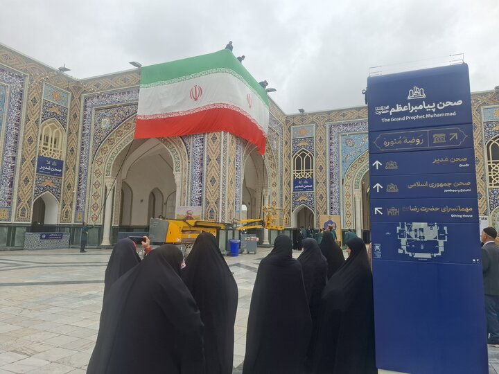 تصاویر:،نصب پرچم های اهدایی کاشانی ها در صحن پیامبراعظم حرم رضوی