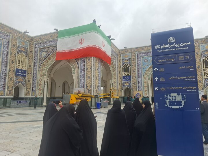 تصاویر:،نصب پرچم های اهدایی کاشانی ها در صحن پیامبراعظم حرم رضوی
