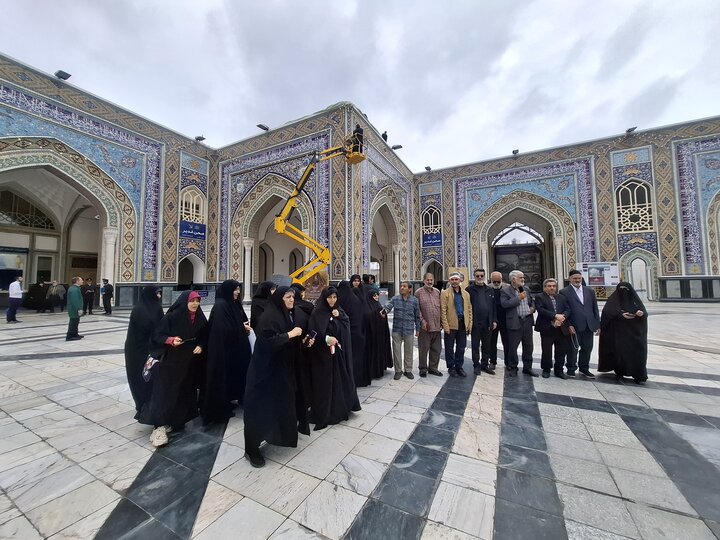 تصاویر:،نصب پرچم های اهدایی کاشانی ها در صحن پیامبراعظم حرم رضوی