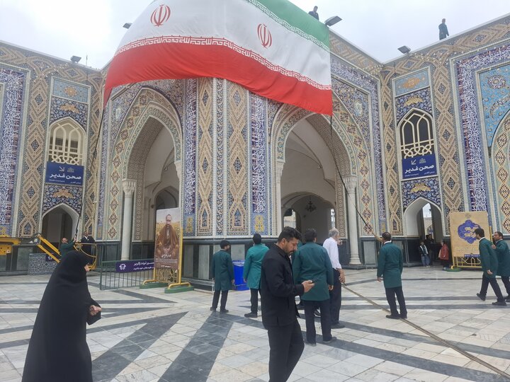 تصاویر:،نصب پرچم های اهدایی کاشانی ها در صحن پیامبراعظم حرم رضوی