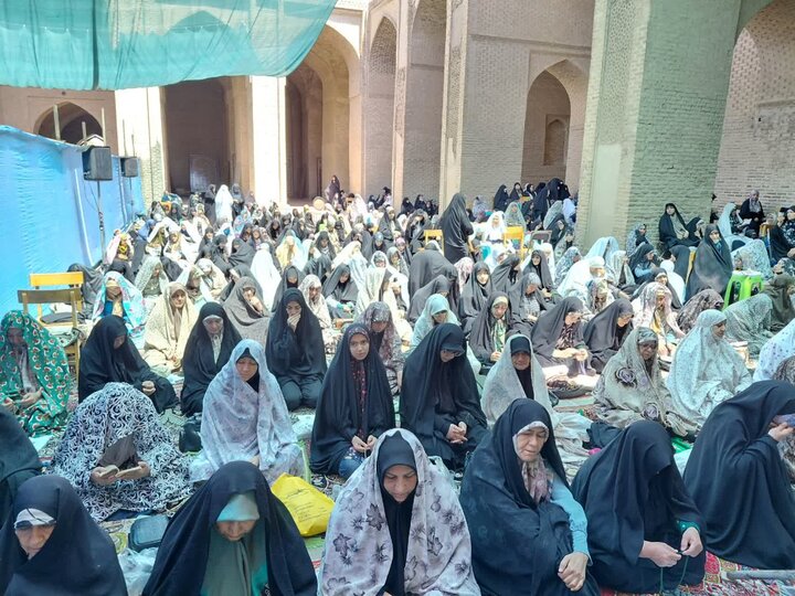 تصاویر/ نماز جمعه ۱۱اردیبهشت ماه سال ۱۴٠۵با حضور انبوه نمازگزاران جمعه ورامین