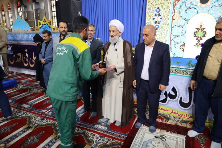 تصاویر/ اقامه نماز جمعه در شهرستان ساری به امامت حجت الاسلام و المسلمین محمدی لائینی نماینده ولی فقیه در استان