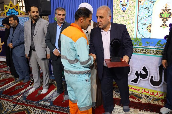 تصاویر/ اقامه نماز جمعه در شهرستان ساری به امامت حجت الاسلام و المسلمین محمدی لائینی نماینده ولی فقیه در استان