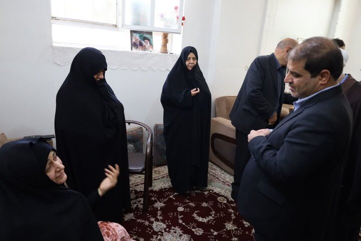تصاویر/ دیدار معاون سیاسی امنیتی استاندار یزد با خانواده شهید دانش آموز میدان خیابان یزد