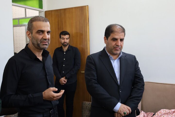 تصاویر/ دیدار معاون سیاسی امنیتی استاندار یزد با خانواده شهید دانش آموز میدان خیابان یزد