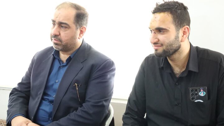 تصاویر/ دیدار معاون سیاسی امنیتی استاندار یزد با خانواده شهید دانش آموز میدان خیابان یزد