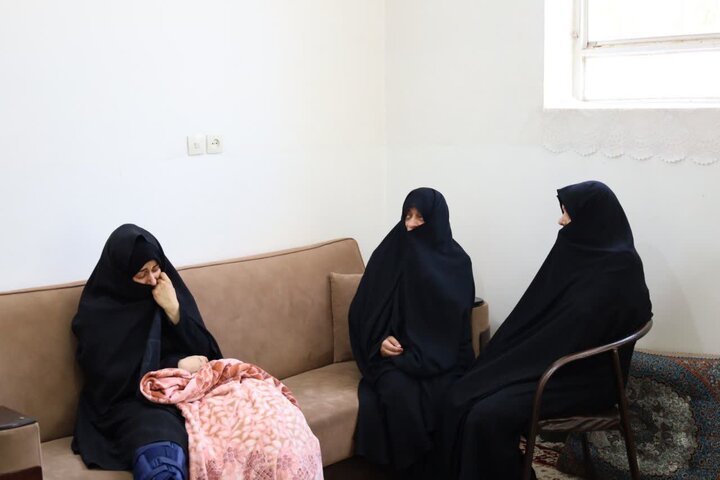 تصاویر/ دیدار معاون سیاسی امنیتی استاندار یزد با خانواده شهید دانش آموز میدان خیابان یزد