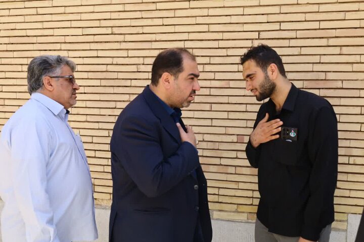 تصاویر/ دیدار معاون سیاسی امنیتی استاندار یزد با خانواده شهید دانش آموز میدان خیابان یزد