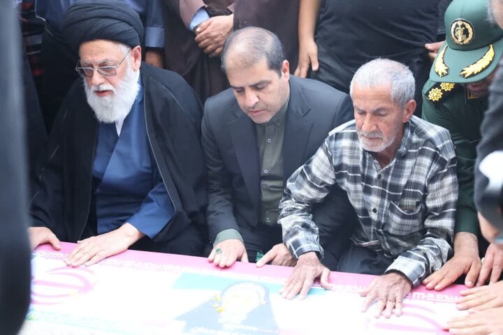 تصاویر/ آیین بدرقه و خاکسپاری شهید فاطمه موحدان دختر دانش آموز جانفدای ایران