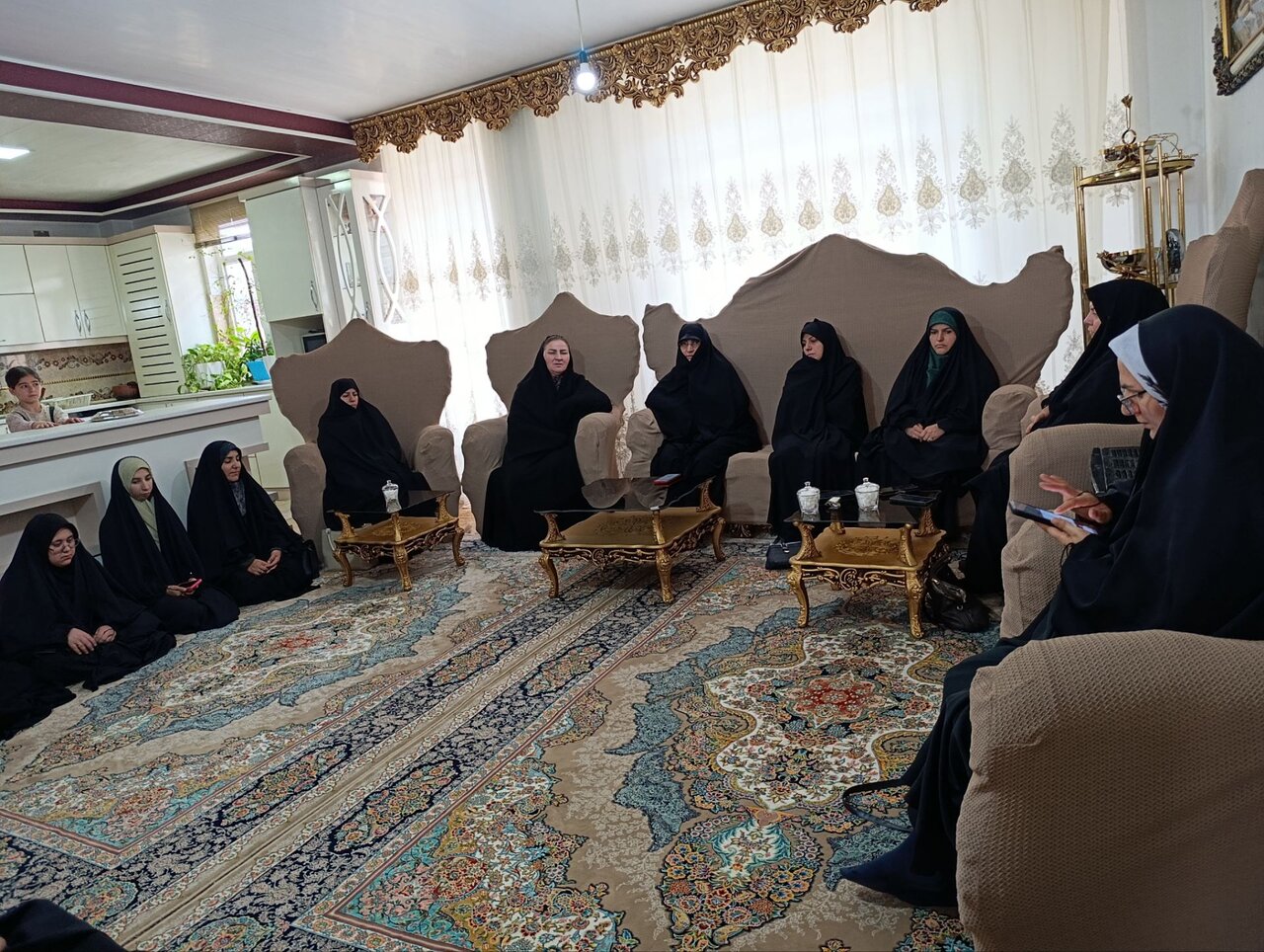 همدلی طلاب الزهرا (س) شاهین‌دژ با خانواده آسیب‌دیده در جنگ رمضان + تصاویر
