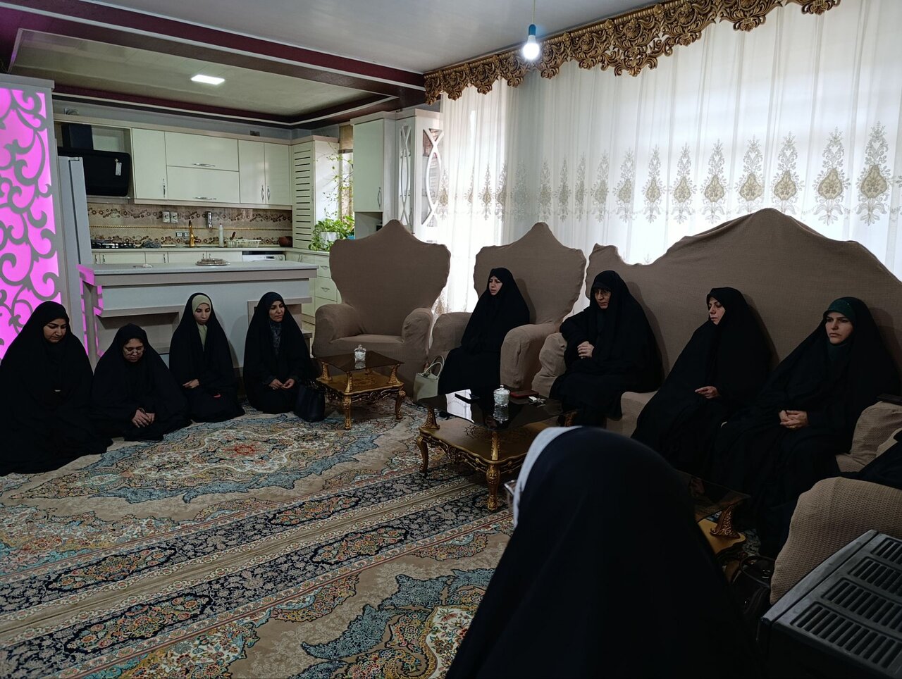 همدلی طلاب الزهرا (س) شاهین‌دژ با خانواده آسیب‌دیده در جنگ رمضان + تصاویر