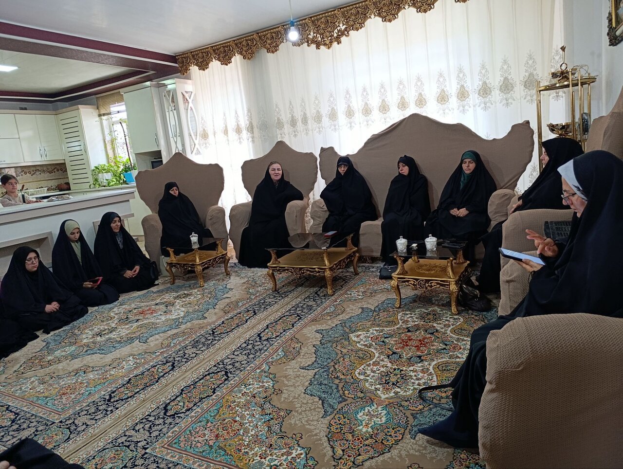 همدلی طلاب الزهرا (س) شاهین‌دژ با خانواده آسیب‌دیده در جنگ رمضان + تصاویر