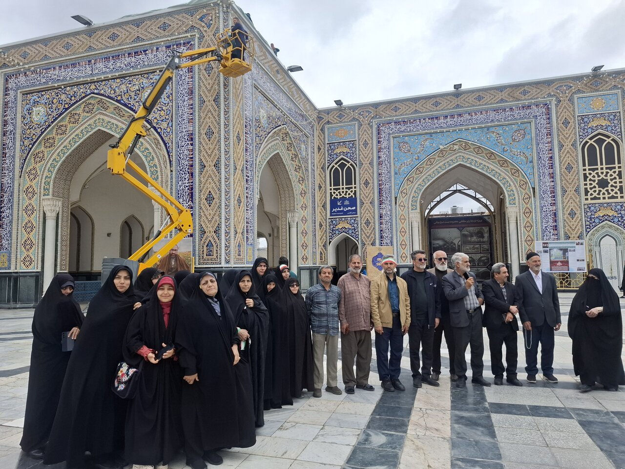 طولانی ترین پرچم ۱۲۰ متری کاشانی ها درحرم رضوی رونمایی شد