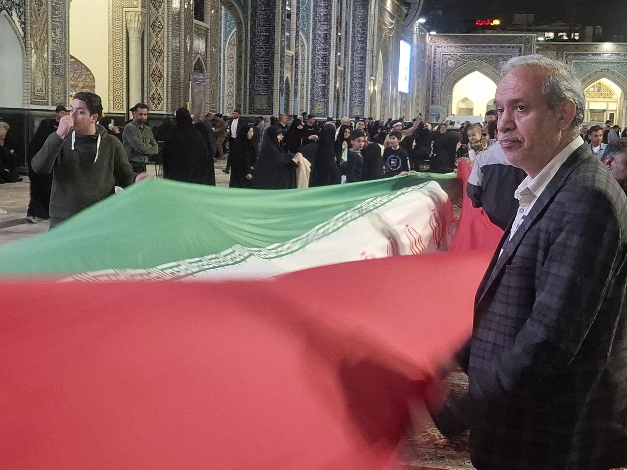 طولانی‌ترین پرچم ۱۲۰متری کاشانی‌ها در حرم رضوی رونمایی شد