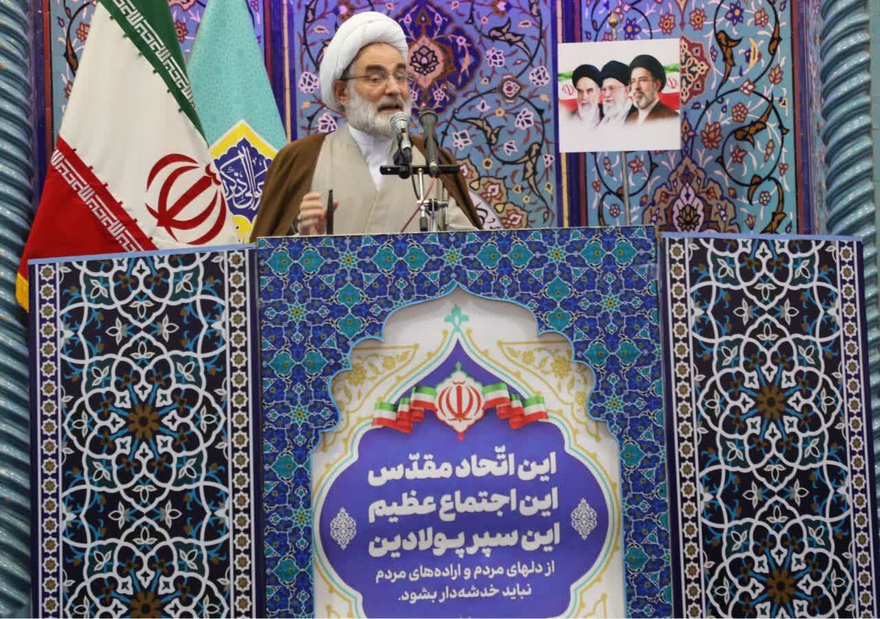 انتقاد امام جمعه رشت از گرانی‌های افسارگسیخته / تأکید بر حمایت جدی از کارگران و معلمان