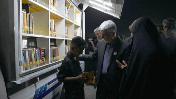 استقرار کتابخانه‌ای سیار در گلزار شهدای میناب