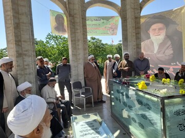 تصاویر/ ادای احترام اساتید مدرسه علمیه آیت‌الله یثربی(ره) به شهدا و امام جمعه فقید کاشان