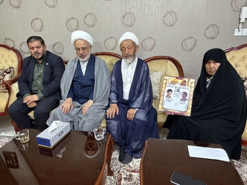 دیدار نمایندگان آیت‌الله اعرافی با خانواده شهید مدافع حرم + عکس