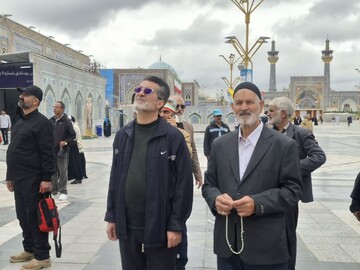 اهتزاز پرچم ۱۲۰متری کاشانی‌ها در حرم رضوی نمادی از مقاومت در برابر استکبار جهانی است