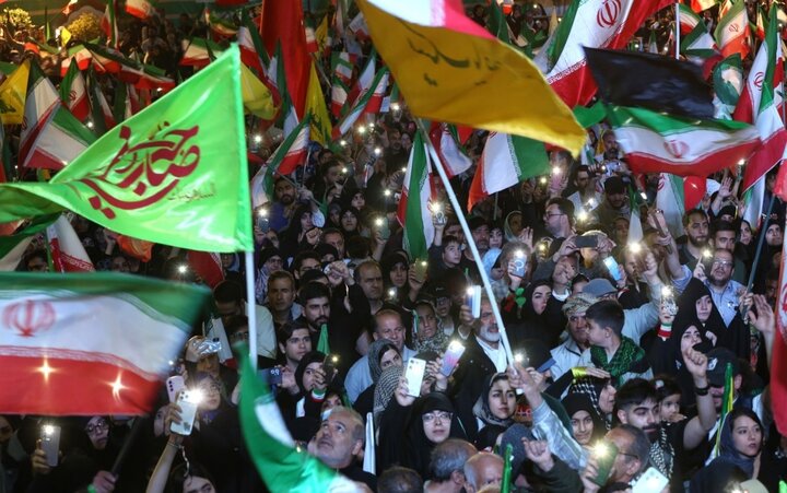 تصاویر/ اجتماع پرشور مردم تهران در میدان انقلاب