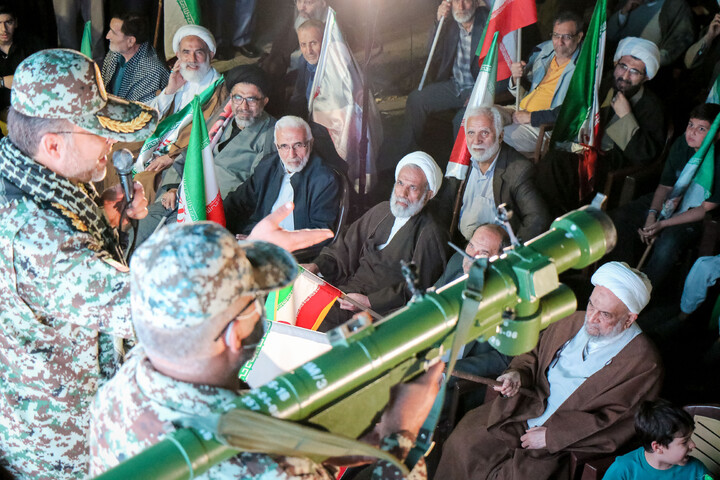 تصاویر/ حضور کاروان خادمان حرم امام رضا علیه السلام در تجمعات شبانه میدان بسیج قم