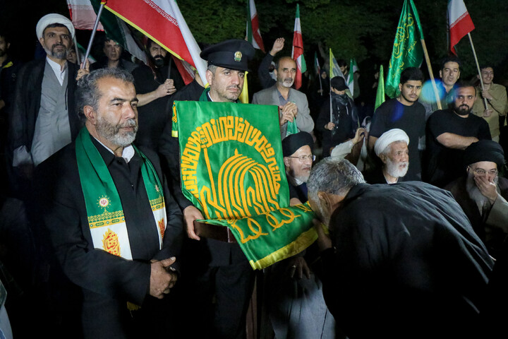 تصاویر/ حضور کاروان خادمان حرم امام رضا علیه السلام در تجمعات شبانه میدان بسیج قم
