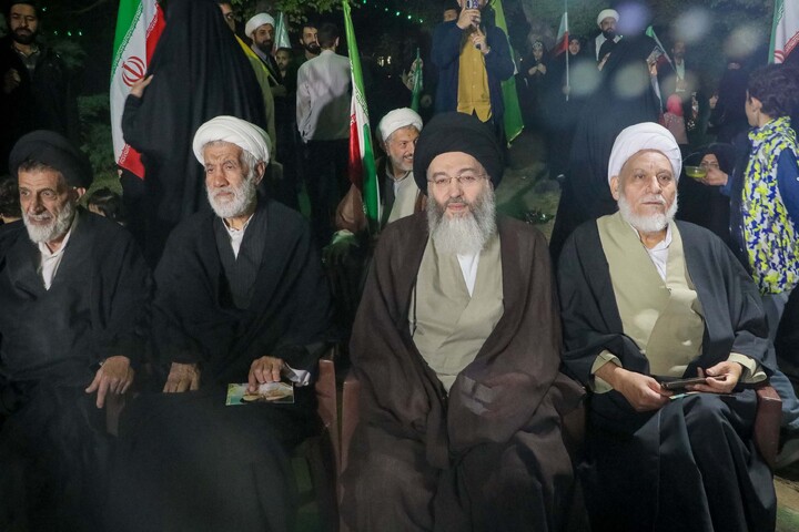 تصاویر/ حضور کاروان خادمان حرم امام رضا علیه السلام در تجمعات شبانه میدان بسیج قم