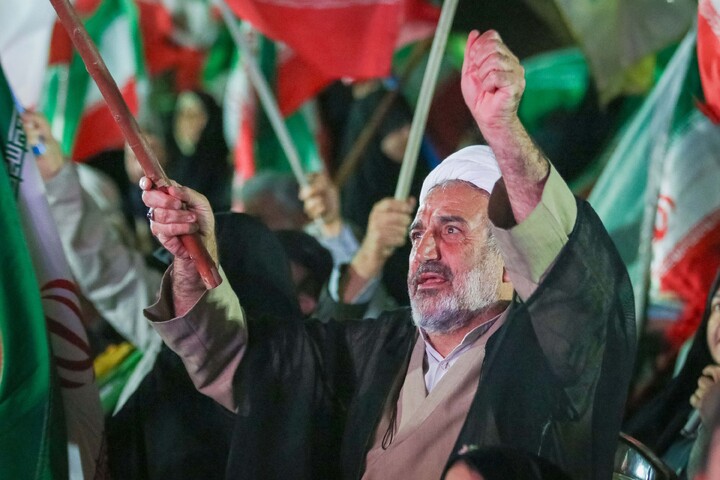 تصاویر/ حضور کاروان خادمان حرم امام رضا علیه السلام در تجمعات شبانه میدان بسیج قم