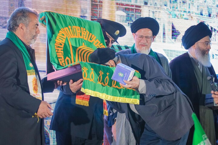 تصاویر/ حضور کاروان خادمان حرم امام رضا علیه السلام در تجمعات شبانه میدان بسیج قم