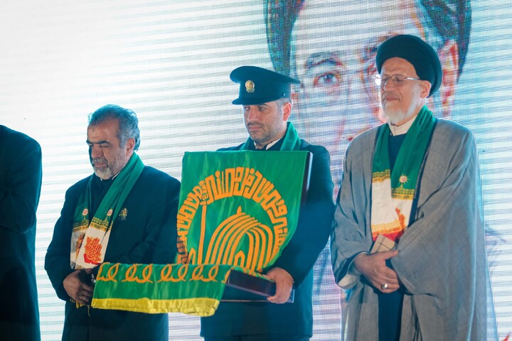 تصاویر/ حضور کاروان خادمان حرم امام رضا علیه السلام در تجمعات شبانه میدان بسیج قم