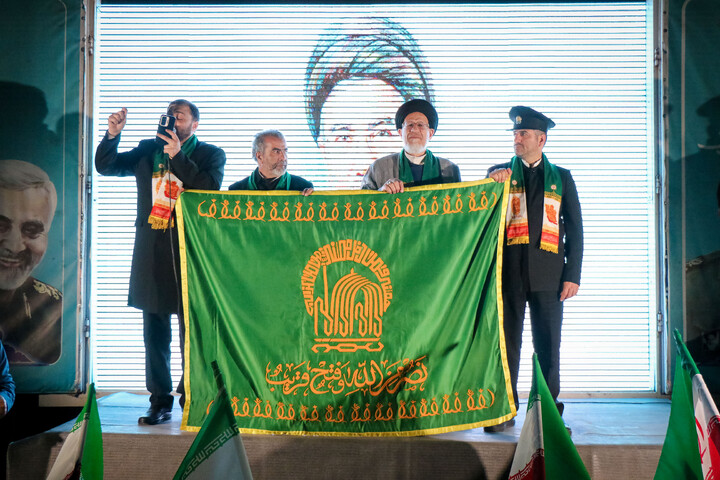 تصاویر/ حضور کاروان خادمان حرم امام رضا علیه السلام در تجمعات شبانه میدان بسیج قم